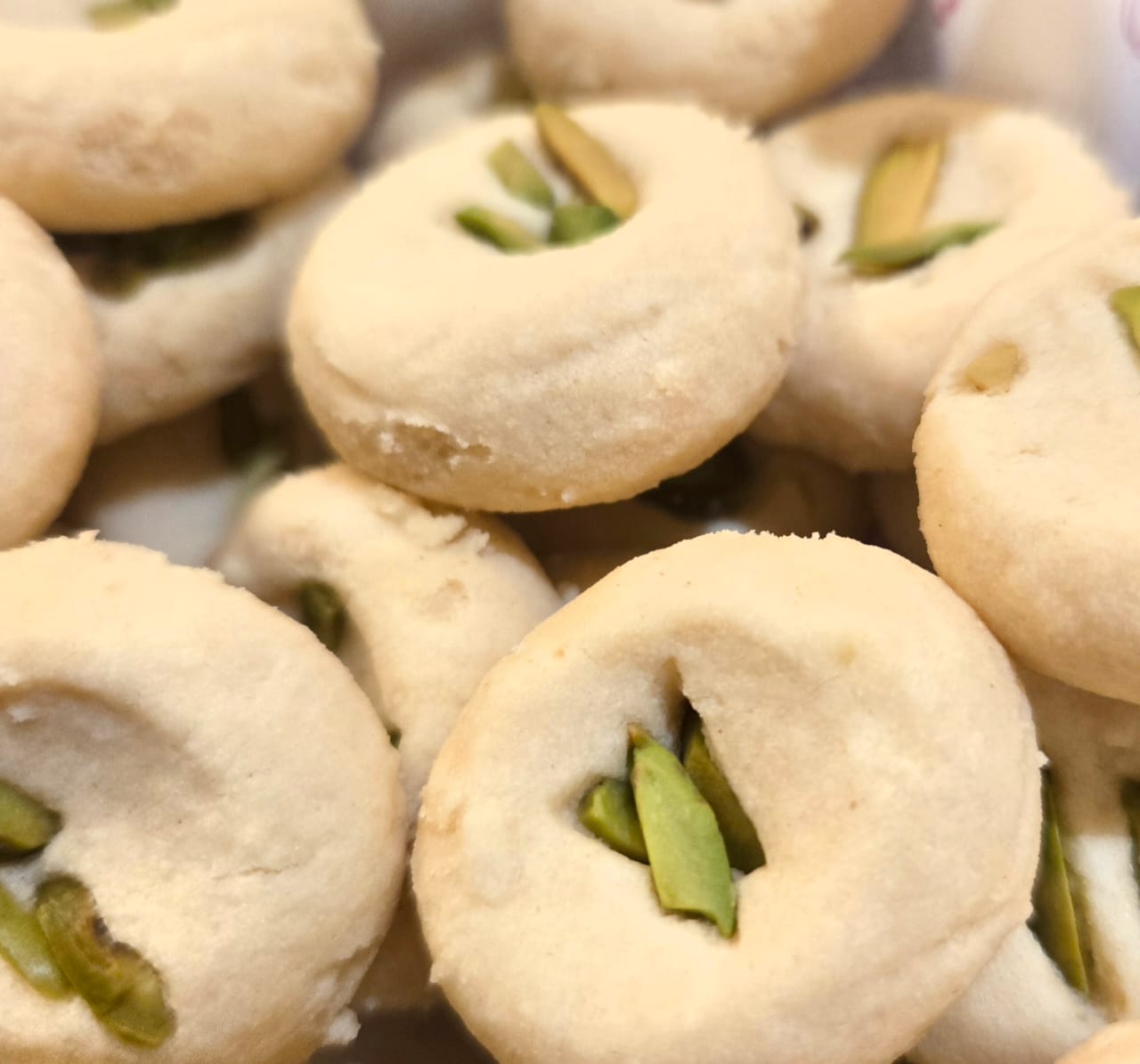 Miki Pistachios Ghrayba (25 Pcs)